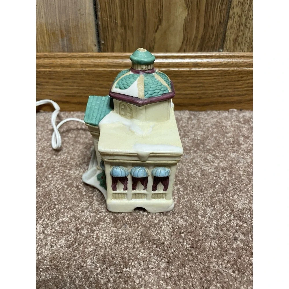 Dickens Vintage Town Opera Center Christmas Village Lighted House 1992